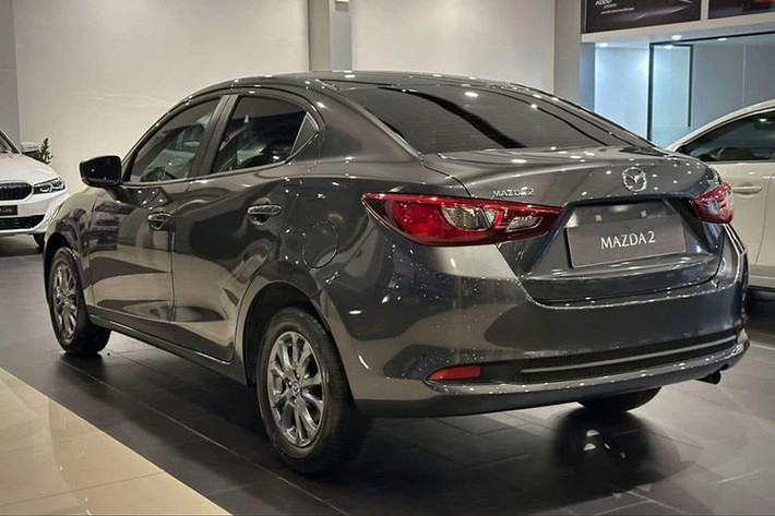 So với bộ ba Toyota Vios, Honda City và Hyundai Accent, Mazda2 có giá bán rẻ hơn, chỉ từ 418 - 508 triệu đồng. Đáng tiếc là xe lại có một bất lợi lớn, nằm ở không gian nội thất chật hẹp. Xe được trang bị động cơ xăng Skyactiv-G 4 xi-lanh, dung tích 1.5L với công suất tối đa 110 mã lực và mô-men xoắn cực đại 144 Nm. Động cơ này đi với hộp số tự động 6 cấp.