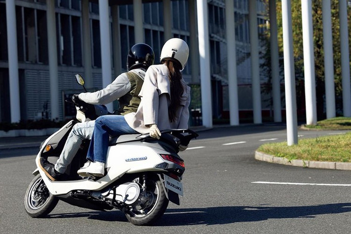 Suzuki e-Address sử dụng pin LFP (Lithium Ferrophosphate) có dung lượng 3,07 kWh. Người dùng có thể sạc pin bằng nguồn điện dân dụng với thời gian đầy từ 0-100% mất khoảng 6 giờ 42 phút. Trong trường hợp sử dụng bộ sạc nhanh, thời gian này có thể rút ngắn chỉ còn 2 giờ 12 phút. Quãng đường di chuyển sau mỗi lần sạc đầy ước tính vào khoảng 87 km.