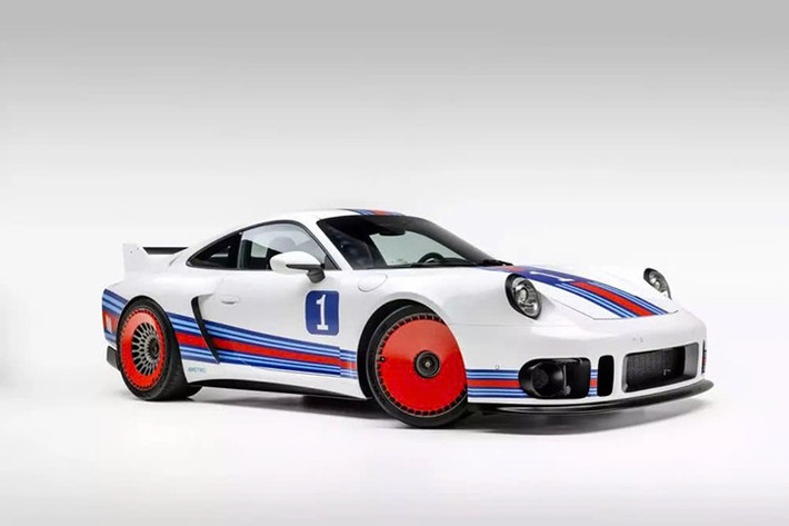 Porsche 935 có thể là một trong số những giấc mơ của các đứa trẻ đam mê tốc độ 7x, 8x, nhưng nó nhanh chóng tan biến khi họ trưởng thành, thay vào đó là giấc mơ khác sở hữu thân xe sợi carbon, công suất lên đến 750 mã lực và khả năng tăng tốc từ 0-60 dặm/giờ trong 2 giây.