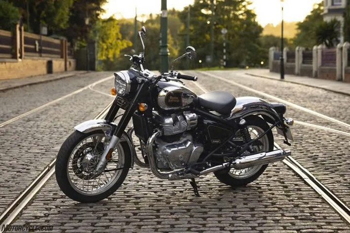 Classic 650 2025 tiếp tục giữ vững DNA thiết kế gắn liền với tên tuổi Royal Enfield suốt nhiều thập kỷ. Mẫu xe mang hình ảnh một chiếc mô tô Anh thời hậu chiến với dàn áo tròn trịa, nhiều chi tiết mạ crôm sáng bóng và các bề mặt kim loại được đánh bóng thủ công. Các chi tiết như chắn bùn, trục bánh xe hay ốp động cơ đều phủ lớp niken mờ, gợi cảm giác hoài cổ nhưng vẫn tinh tế.