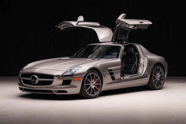 Mercedes SLS AMG 2011 là mẫu xe tri ân 300SL Gullwing huyền thoại tuyệt đẹp, nhanh chóng thu hút cộng đồng yêu xe nhờ vào khối động cơ V8 hút khí tự nhiên mạnh nhất thế giới và cũng là chiếc xe AMG đầu tiên sử dụng.
