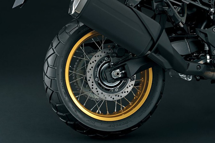 Xe được trang bị ga điện tử (ride-by-wire), bộ sang số nhanh hai chiều (bi-directional quick-shifter), hộp số 6 cấp, tính năng hỗ trợ vòng tua thấp (Low RPM Assist) và hệ thống khởi động dễ dàng của Suzuki (Easy Start System). Và đương nhiên động cơ này cũng đạt tiêu chuẩn khí thải BS6 P2 OBD2B.