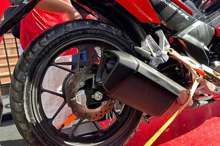 Về sức mạnh, Winner R được trang bị động cơ 150cc, DOHC, 4 van, hộp số 6 cấp – cấu hình được tinh chỉnh để tăng hiệu suất và độ phản hồi. Công nghệ Assist & Slipper Clutch hỗ trợ chống trượt khi dồn số, giúp vào cua ổn định và sang số mượt mà – vốn chỉ có trên xe phân khối lớn.
