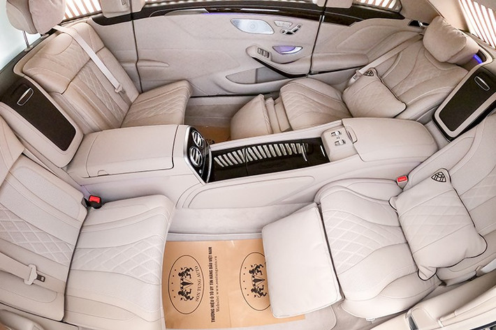 Dòng xe siêu sang Mercedes-Maybach S650 Pullman sở hữu sử dụng động cơ V12, tăng áp kép, dung tích 6.0 lít, sản sinh công suất tối đa 621 mã lực và mô-men xoắn cực đại 1.000 Nm. Mercedes-Maybach S650 Pullman mạnh hơn 99 mã lực và mô-men xoắn cực đại tăng 170 Nm so với Mercedes-Maybach S600 Pullman đã có ít nhất 2 chiếc về nước.