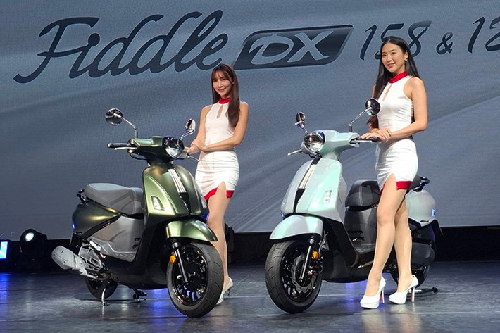 Mức giá xe SYM Fiddle DX 158 2025 được bán tại Đài Loan khởi điểm 106.500 Đài tệ (tương đương khoảng 92,7 triệu đồng). Xe có bốn màu sắc thời trang gồm đen, tím nhạt, bạc và trắng ngọc trai giúp người dùng có nhiều lựa chọn thể hiện cá tính riêng.