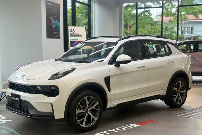 Lynk & Co 01 Hyper 2025 ra mắt thị trường Việt nam với 03 màu sơn ngoại thất nổi bật: Trắng ngọc trai (Crystal White Pearl), Đen ánh kim (Sparkling Black), và Xanh rêu (Mineral Green) hoàn toàn mới – điểm nhấn hiện đại dành cho khách hàng yêu sự khác biệt.