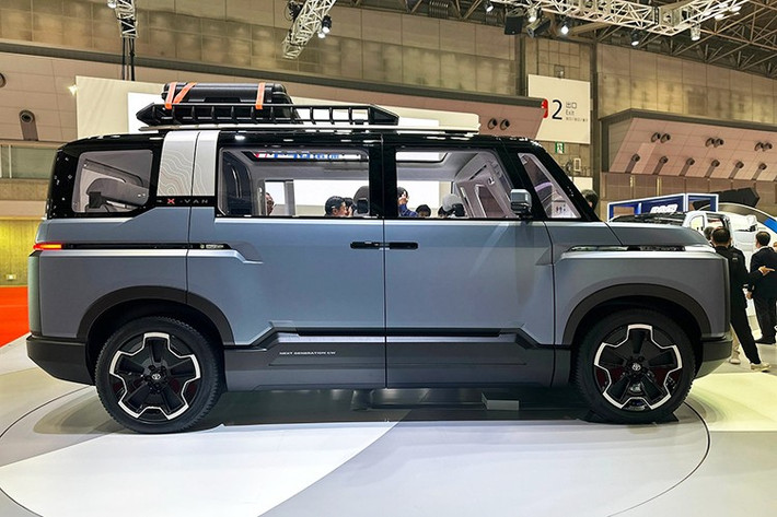 Mẫu xe được đề cập phía trên có thể chính là phiên bản sản xuất của Toyota X-Van Gear Concept từng lần đầu tiên được giới thiệu vào năm 2023. Lần gần nhất mẫu xe concept này xuất hiện trên các phương tiện truyền thông là vào tháng 3/2024 khi một loạt bản vẽ bằng sáng chế được lan truyền trên mạng.