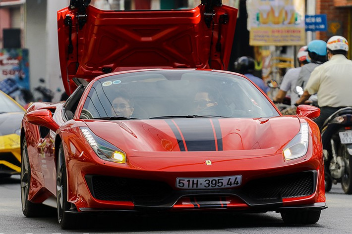 Ngoài siêu xe mui trần Ferrari 488 Pista Spider, doanh nhân Hoàng Kim Khánh còn sở hữu McLaren Senna, Koenigsegg Regera, Lamborghini Aventador S, Ferrari SF90 Stradale, Aston Martin V8 Vantage, Porsche 911 Turbo S và nhiều xe thể thao, xe sang cũng như SUV khác.