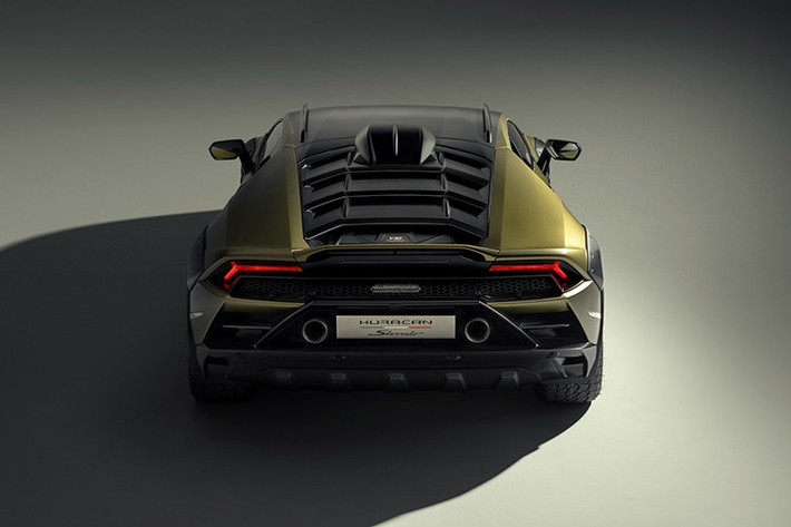 "Trái tim" của Lamborghini Huracan Sterrato là khối động cơ xăng V10, hút khí tự nhiên, dung tích 5.2L, sản sinh công suất tối đa 610 mã lực và mô-men xoắn cực đại 560 Nm. Động cơ này kết hợp với hộp số tự động ly hợp kép 7 cấp và hệ dẫn động 4 bánh toàn thời gian.