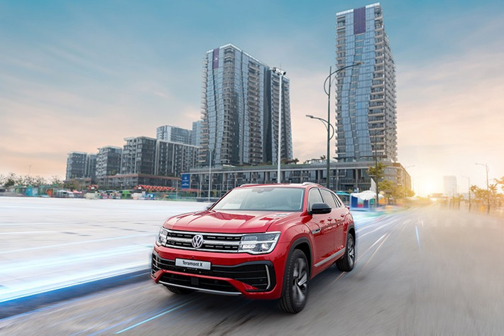 Volkswagen mạnh tay ưu đãi Không chỉ Mercedes-Benz, Volkswagen cũng tham gia cuộc đua giảm giá khi hỗ trợ 50 – 100% lệ phí trước bạ cho các mẫu Teramont X, Tiguan và Touareg. Trong đó, Touareg giảm tới gần 310 triệu đồng, đưa giá bán về mức 2,429 – 2,789 tỷ đồng.