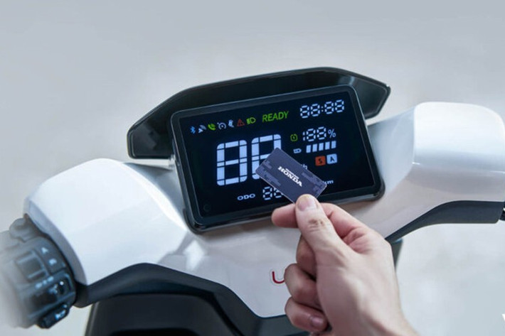 Trang bị trên U-BE bao gồm đèn pha bi LED tích hợp dải định vị ban ngày và xi nhan trước, cụm đèn hậu LED dạng dải, bảng đồng hồ LCD hiển thị tốc độ, dung lượng pin và quãng đường.