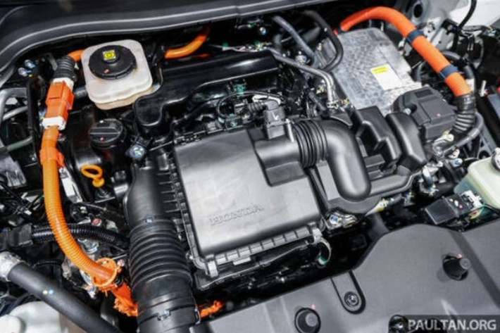 Cung cấp sức mạnh cho Honda HR-V 2025 vẫn là ba tùy chọn hệ truyền động. Thứ nhất là bản S được trang bị động cơ xăng hút khí tự nhiên 1.5L DOHC i-VTEC (L15B), cho công suất 119 mã lực tại 6.600 vòng/phút và mô-men xoắn 145 Nm tại 4.300 vòng/phút, đi kèm hộp số CVT.