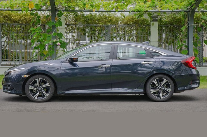 Hiện tại, mẫu xe sedan Honda Civic đã bước sang thế hệ mới với các nâng cấp về công nghệ và hiệu năng. Civic 2025 có giá từ 789 đến 889 triệu đồng cho các phiên bản chạy xăng, trong khi bản hybrid lên tới 999 triệu đồng.