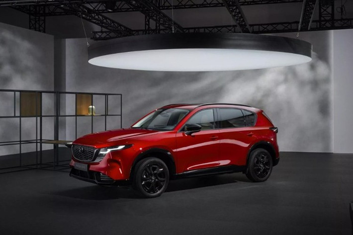 Mẫu xe SUV Mazda CX-5 2026 mới vừa chính thức ra mắt sở hữu ngoại hình bề thế, vững chãi hơn do được tinh chỉnh về kích thước. Theo đó, chiều dài của xe được tăng thêm 114 mm, trục cơ sở tăng 76 mm và chiều rộng nhỉnh hơn 13 mm so với thế hệ cũ.