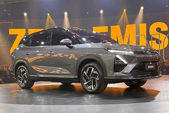 Chevrolet Captiva là cái tên có lẽ không còn xa lạ với người tiêu dùng Việt Nam. Đây là mẫu SUV từng khá được ưa chuộng tại Việt Nam, đặc biệt vào giai đoạn 2007-2008. Tuy nhiên, từ năm 2018, Captiva đã bị ngừng bán tại Việt Nam do thương hiệu Chevrolet rút khỏi thị trường.