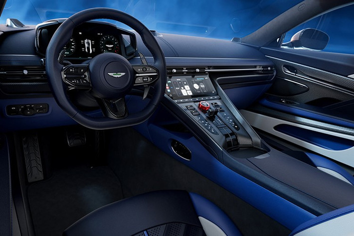 Aston Martin DB12 S thể hiện tố chất thể thao nhờ vào bộ chia gió trước mới tạo vẻ ngoài quyết đoán hơn, tạo lực ép xuống và dẫn luồng khí vào các vòm bánh trước để ổn định luồng khí và giảm lực nâng. Ngoài ra, DB12 S còn có các khe thoát nhiệt trên nắp capo màu đen bóng hoặc sợi carbon Twill 2x2. Nhiệm vụ của khe thoát nhiệt, giải phóng khí nóng từ khối động cơ V8 4.0L. Hai bên hông với các chi tiết nổi bật sơn màu đen bóng.