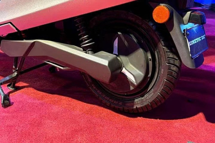 Xe cũng được tích hợp hàng loạt các trang bị thông minh gồm: Cruise control, chế độ hỗ trợ leo dốc (Hill Hold), hỗ trợ lùi xe (Reverse Park Assist), và hệ thống phanh tái tạo năng lượng K-Coast. Xe máy điện mới này được trang bị pin LFP dung lượng 2,6 kW, do Range-X sản xuất.