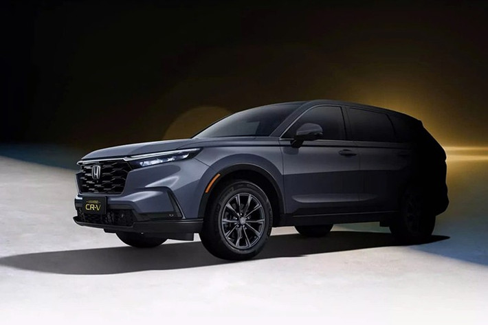 Điểm gây bất ngờ lớn nhất nằm ở giá bán. Tại thị trường Trung Quốc, Honda CR-V bản kỷ niệm 30 năm có giá dao động từ 145.900 - 209.900 Nhân dân tệ (khoảng 510 - 734 triệu đồng). Trong khi đó, Honda CR-V tại Việt Nam hiện có giá dao động từ 1,029 - 1,259 tỷ đồng.