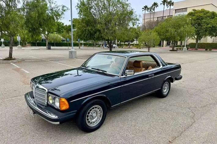 Những chiếc xe Mercedes-Benz cổ điện đang được các tay chơi săn lùng, và chiếc Mercedes-Benz 300 CD đời 1985 tuyệt đẹp trong bài viết này có thể sớm tìm thấy người mua, vì chất xe còn khá mới, dù nó đã hơn 40 tuổi.