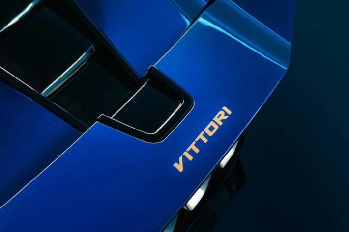 Theo Pininfarina, Turbio “dựa trên ý tưởng hình ảnh gốc của Vittori và được phát triển cùng hãng thiết kế huyền thoại Ý Pininfarina.” Turbio mang phong cách độc đáo nhưng vẫn thấp thoáng ảnh hưởng của Bugatti, Lamborghini và McLaren. Phần đầu nổi bật với lưới tản nhiệt nhỏ gợi nhớ Bugatti, kèm hai hốc gió lớn dưới cụm đèn pha.
