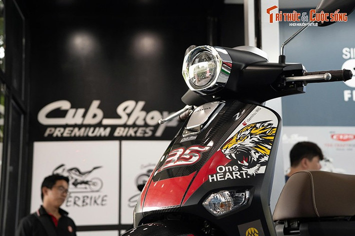 Honda Giorno+ Moto2 ThaiGP với thiết kế lấy cảm hứng từ chiếc xe đua Roaring Tiger của tay đua Thái Lan Somkiat Chantra - người đang khoác áo đội đua Honda Idemitsu IRG tại giải đua PT Grand Prix of Thailand 2024.