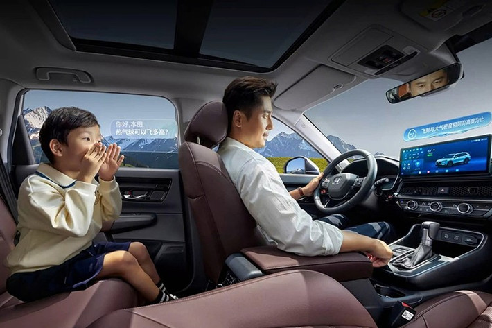 Ngoài ra, xe tại Trung Quốc còn có ghế trước thông gió và sưởi, ghế sau sưởi, vô-lăng sưởi cùng tùy chọn 5 hoặc 7 chỗ ngồi trên Honda CR-V bản kỷ niệm 30 năm.