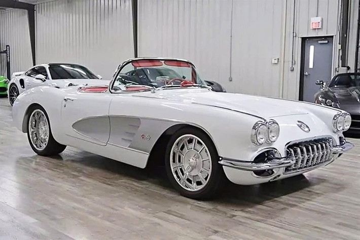 Chiếc Corvette này được trang bị động cơ GM LS7 427 sản sinh công suất 570 mã lực. Kết hợp với hộp số tự động 4 cấp 4L75E, bạn có thể hình dung mọi thứ đều trong tình trạng hoàn hảo. Xe sở hữu ống xả Ultimate được tùy chỉnh với ống xả bằng thép không gỉ.