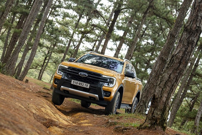 Vị trí tiếp theo thuộc về Ford Ranger với 1.366 xe bán ra trong tháng 4, giảm 11% so với tháng trước và tụt xuống vị trí thứ 4 trong bảng xếp hạng. Lũy kế 4 tháng đầu năm 2025, Ford Ranger bán được tổng cộng 5.028 xe, chiếm khoảng 38% doanh số toàn hãng. Mẫu bán tải Mỹ đang tạm thời xếp thứ 2 về doanh số ở nhóm xe ôtô động cơ đốt trong, chỉ sau đối thủ quen thuộc là Xpander.