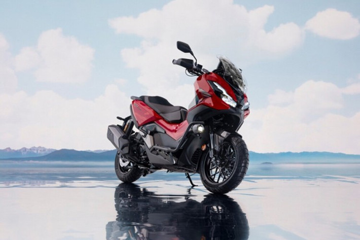 Dù Honda Việt Nam vẫn chưa đưa ra xác nhận chính thức, việc ADV 350 được phân phối tại nhiều nước Đông Nam Á như Thái Lan, Indonesia hay Malaysia khiến khả năng ra mắt tại Việt Nam hoàn toàn có cơ sở. Nếu điều này xảy ra, thị trường maxi-scooter sẽ đón nhận thêm một cái tên nổi bật, cạnh tranh trực tiếp với Yamaha XMAX 300 hay Piaggio Beverly S 400 HPE.