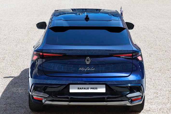 Kể từ đó, 12 nguyên thủ quốc gia đã chọn xe Renault. Những mẫu xe biểu tượng với thiết kế thanh lịch và tinh tế này được thiết kế để đổi mới và thoải mái. Từ Reinastella đến Safrane Limousine, mỗi chiếc xe thể hiện uy quyền của tổng thống.