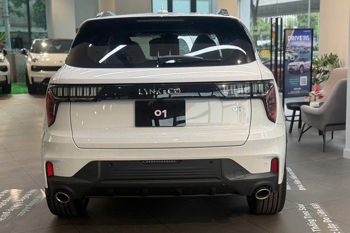 Mức giá xe Lynk & Co 01 Hyper 2025 tại Việt Nam được bán đề xuất chính hãng là 919 triệu đồng (đã bao gồm VAT). Xe có chế độ bảo hành chính hãng 6 năm hoặc 175.000 km.