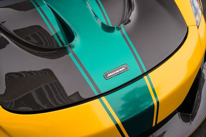 Siêu xe McLaren 650S Spider này chính là xe độ Liberty Walk thứ hai tại Việt Nam, và nó có sự khác biệt so với chiếc của thiếu gia Dương Kon - chồng siêu mẫu Ngọc Thạch ở phần nắp capô phía trước của xe được lấy cảm hứng từ mẫu siêu xe hypercar McLaren P1.