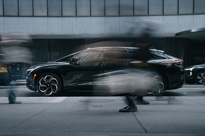 Dù được thành lập hơn 10 năm trước, Faraday Future vẫn chịu nhiều hoài nghi liên quan đến năng lực sản xuất và giao xe. Kể từ khi bắt đầu sản xuất mẫu FF 91 vào tháng 3/2023, hãng mới chỉ giao tổng cộng 16 xe – trong đó có 10 chiếc bán ra năm 2023 và thêm 4 chiếc trong năm 2024.