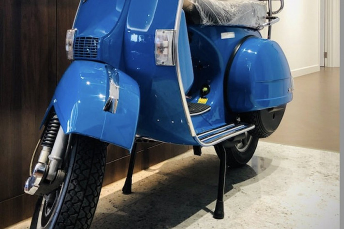 "Chiếc xe máy Vespa PX125 đời 2012 xuất hiện như một tác phẩm nghệ thuật cổ điển sống động. Không phải vật trưng bày showroom, cũng không dùng để đi lại hàng ngày, chiếc xe được vị khách đam mê xe cổ đặt làm điểm nhấn nội thất ngay trong khu căn hộ của mình như một món đồ trang trí độc lạ đầy cá tính", người bán xe cho biết.