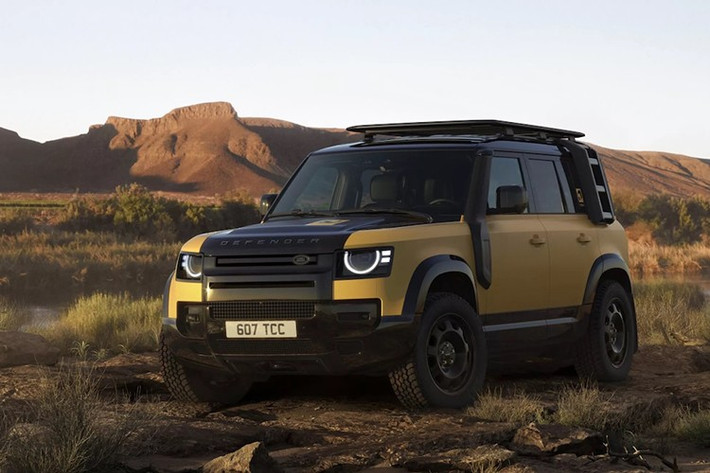 Land Rover trang bị cho Defender 110 Trophy Edition hai tùy chọn động cơ: loại 4 xy-lanh 2.0L kết hợp hệ thống hybrid sạc ngoài (PHEV) cho công suất tối đa 404 mã lực, và động cơ 6 xy-lanh 3.0L với công suất 400 mã lực. Cả hai phiên bản đều đi kèm hộp số tự động 8 cấp và hệ dẫn động 4 bánh toàn thời gian, giúp chiếc SUV duy trì hiệu suất ổn định trên mọi địa hình.