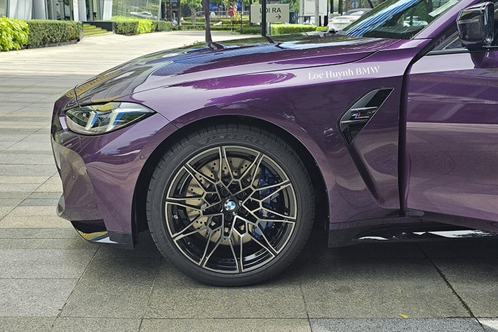 Nếu chi thêm tiền, khách hàng có thể trang bị đèn pha thích ứng với đèn chiếu xa ma trận cho chiếc BMW M3 2024 của mình. Đặc điểm nhận dạng của cụm đèn pha tùy chọn này là những chi tiết màu xanh dương bên trong.