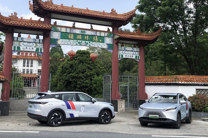 Trước C7, thương hiệu Omoda & Jaecoo đã phân phối hai mẫu xe gồm Omoda C5 và Jaecoo J7 tại thị trường Việt Nam. Việc ra mắt Omoda C7, nhất là bản hybrid cắm sạc cho thấy chiến lược mở rộng dải sản phẩm, đồng thời đón đầu xu hướng điện hóa trong phân khúc xe đô thị tại Việt Nam.