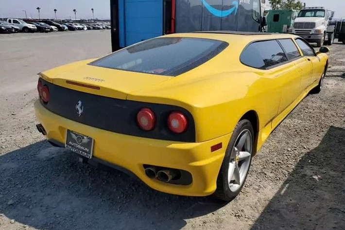 Đó có lẽ là lý do tại sao chiếc Ferrari 360 Modena với số km tương đối thấp này đang nằm trong bãi phế liệu chờ người mua. Thực tế, rất có thể chúng ta đã từng thấy chính chiếc xe này không bán được trong các cuộc đấu giá trước đây.