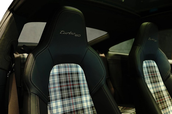 Khoang cabin của Porsche 911 Turbo 50 Years tái hiện phong cách hoài cổ với ghế bọc vải dệt Tartan theo họa tiết McKenzie, tương tự bản concept 911 RSR Turbo 1973. Đây là kiểu nội thất từng xuất hiện trên các phiên bản giới hạn như 911 Sport Classic hay 911 Spirit 70.