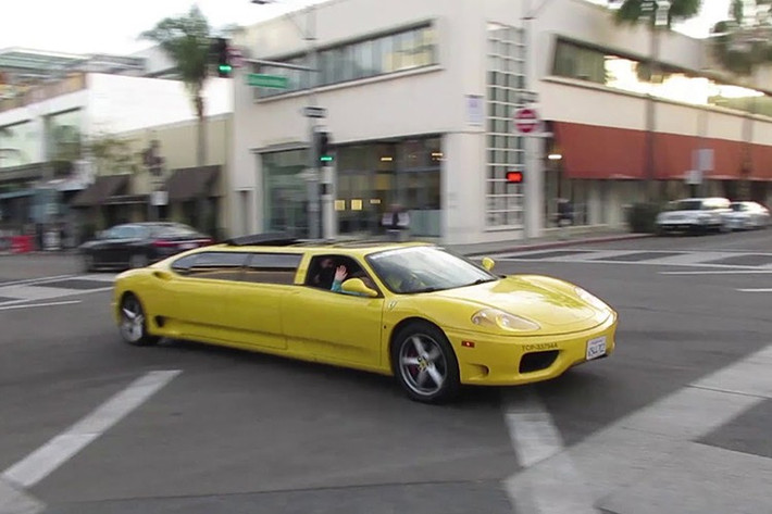 Chiếc Ferrari 360 Modena Limousine màu vàng rực rỡ này hiện đang được rao bán tại San Diego, California, chắc chắn sẽ thu hút mọi ánh nhìn.Tuy nhiên, theo nhiều người chơi xe nó sẽ khó kiếm "khách sộp" và Ferrari không thích điều này.
