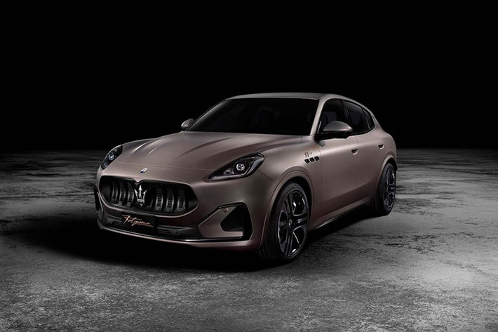 Grecale Folgore là mẫu xe thuần điện đầu tiên của Maserati, phát triển từ dòng SUV cỡ nhỏ Grecale vốn đã có mặt tại Việt Nam từ tháng 6/2023. Cái tên "Folgore" mang ý nghĩa "tia chớp" trong tiếng Ý, thể hiện rõ định hướng tốc độ và công nghệ của mẫu xe chạy điện hiệu suất cao này.