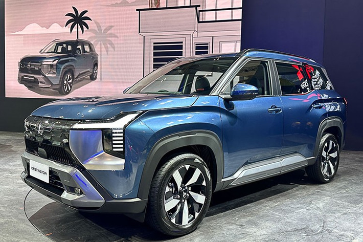 Thông tin được ông Atsushi Kurita – Chủ tịch Mitsubishi Motors Krama Yudha Sales Indonesia (MMKSI) xác nhận. Theo đó, hãng xe Nhật Bản bắt đầu mở cọc vào chiều ngày 23/7 và đến hết ngày 27/7 đã ghi nhận tổng cộng 2.000 đơn hàng từ người tiêu dùng Indonesia. Riêng trong khuôn khổ Triển lãm Ô tô Quốc tế Indonesia (GIIAS 2025), đã có tới 550 khách hàng đăng ký mua xe trực tiếp tại gian hàng.