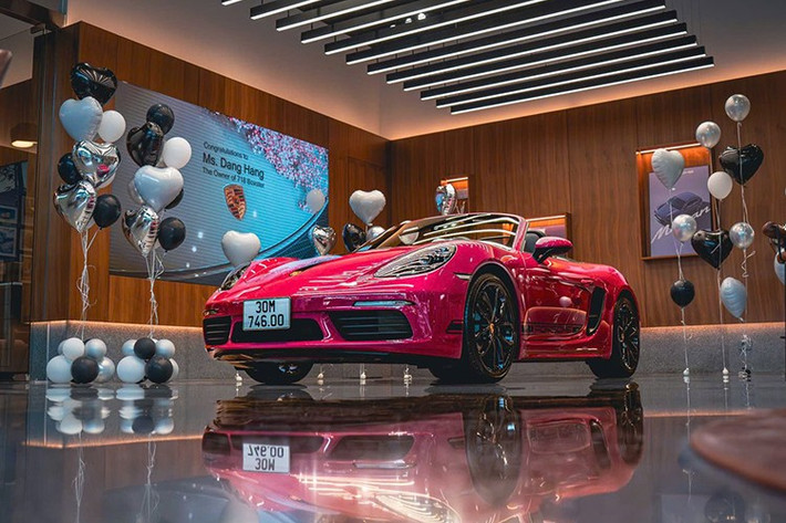 Một chiếc xe thể thao Porsche 718 Boxster Style Edition vừa mới được bàn giao cho vị khách là cô chủ tiệm bánh ở Hà Nội, điểm đặc biệt nằm ở chỗ, ngoại thất chiếc xe được sơn màu hồng Ruby Star Neo rất đẹp mắt.