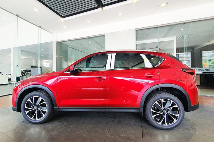 Như vậy, trong tháng 8/2025, Mazda CX-5 có giá bán dao động từ 709 - 979 triệu đồng. Đồng thời, đây là mẫu xe có giá khởi điểm thuộc hàng tốt nhất phân khúc SUV cỡ C, rẻ hơn các đối thủ như Ford Territory (762 triệu), Hyundai Tucson (769 triệu) và Honda CR-V (1,029 tỷ đồng).
