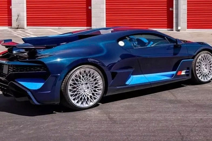Chiếc Bugatti Divo này được AL13Wheels trang bị 2 bộ vành hợp kim trước khi "khoe" trước ống kính. Một bộ có tên là S020 và bộ còn lại là CR05, nó được thửa riêng cho Divo, nên các chủ xe muốn mua, phải liên hệ với hãng này.