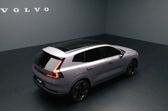 Hệ truyền động của Volvo XC70 hoàn toàn mới đi cùng hộp số DHT 3 cấp, cho phép xe vận hành ở bảy chế độ hybrid khác nhau, điều chỉnh linh hoạt đường dẫn năng lượng tùy theo nhu cầu.