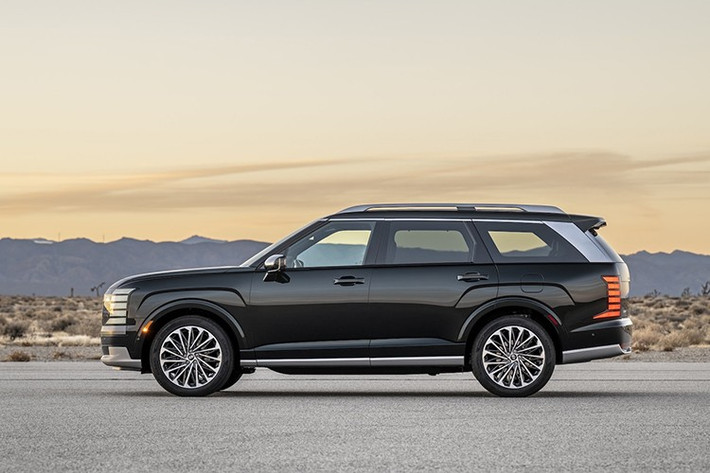 Phiên bản này sẽ có tên đầy đủ là Hyundai Palisade NHL Edition được xây dựng dựa trên thiết kế nổi bật của Palisade thế hệ thứ hai với lớp sơn trắng mờ. Hyundai Canada còn làm cho chiếc xe thêm phần sang trọng với nội thất bọc da Nappa màu xám than cùng nhiều logo NHL được in khắp nội thất.