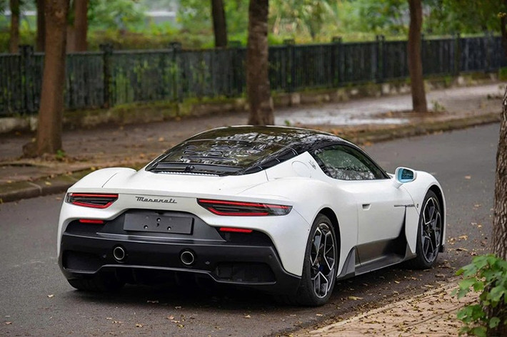 Tuy nhiên, sức mạnh trên Maserati MC20 sẽ đồng hành cùng hộp số tự động ly hợp kép 8 cấp và hệ dẫn động cầu sau, nhờ đó, siêu xe này có thể tăng tốc từ vị trí xuất phát lên 100 km/h trong thời gian dưới 2,9 giây trước khi đạt vận tốc tối đa 325 km/h.