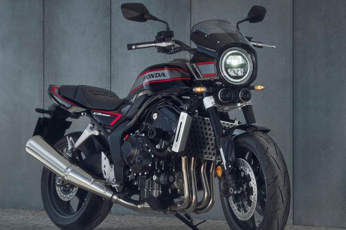 Honda lần đầu tiên hé lộ mẫu xe này cách đây 5 năm tại Triển lãm xe máy Osaka 2020 dưới dạng ý tưởng CB-F dựa trên cơ sở CB1000R Neo Sports Cafe, trước khi tiết lộ thiết kế sẵn sàng sản xuất tại cuộc đua sức bền Suzuka 8 Hours 2025 vào đầu năm nay cùng với phiên bản SE có mào gió phía trước.