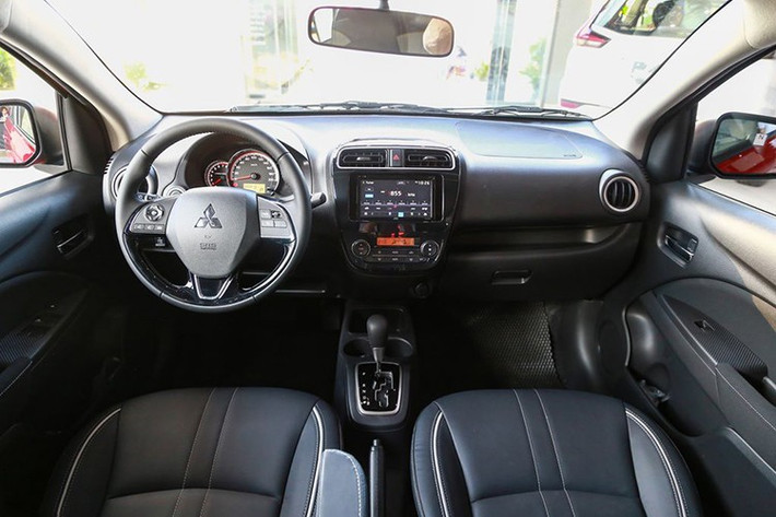 Trong khi bản Attrage CVT Premium hiện có giá 490 triệu đồng giảm còn 465,5 triệu đồng. Không chỉ được tiếp cận giá tốt, những khách hàng mua xe Mitsubishi Attrage tại thời điểm này còn được nhận quà tặng trị giá hơn 10 triệu đồng.